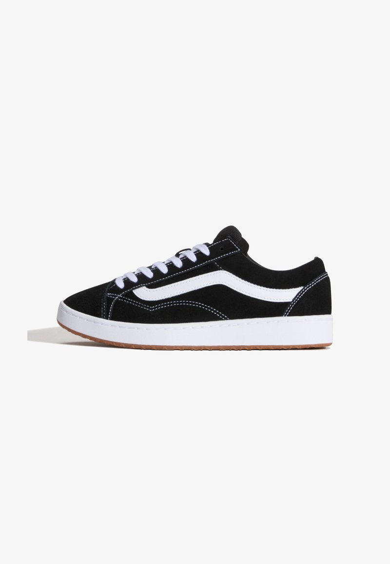 Μαύρο sneaker χαμηλού τύπου με λευκή λωρίδα στο πλάι, λευκά κορδόνια, λευκή ενδιάμεση σόλα και πέλμα σε χρώμα καουτσούκ, απεικονίζεται από το πλάι σε λευκό φόντο.