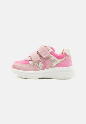 Sneaker rosa con accenti in suede e glitter, doppie strisce in velcro, suola in gomma bianca e colletto imbottito per un buon supporto.