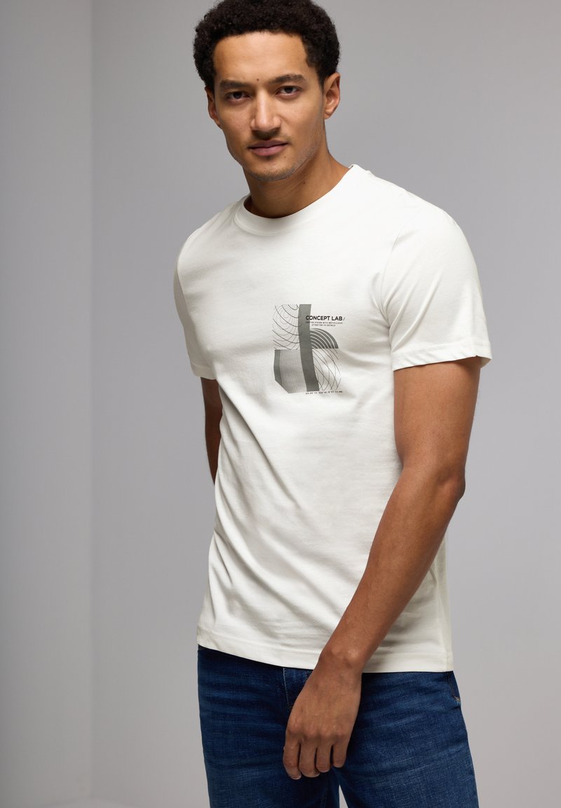 Camiseta de algodón blanca con un estampado gráfico que presenta líneas abstractas y texto en negro. Manga corta, cuello redondo y corte casual.