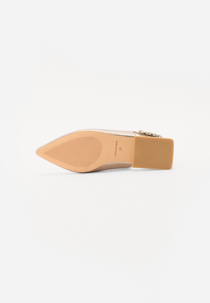 Zapato de tacón alto con punta afilada, de parte superior sintética beige y un tacón grueso de color marrón claro. Presenta una suela de goma texturizada con estrías. Talla 37.