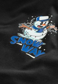 Černá látka zobrazuje kresleného sněhuláka s modrou čepicí a šálou, obklopeného barevnými světly, vedle textu "SNOW WAY" v modré a bílé barvě.