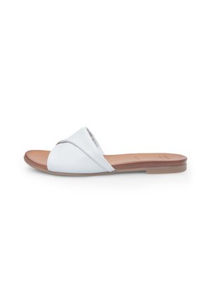 Sandale plate en cuir blanc avec une bride torsadée et une semelle intérieure beige sur fond blanc, vue de côté.