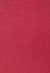 Roter Stoff mit einer glatten, leicht strukturierten Oberfläche, der in einer einheitlichen Farbe und mit einem konsistenten Muster feiner, vertikaler Streifen gestaltet ist.