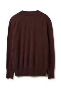 Pull marron avec une texture douce, doté d'un ourlet et d'un col côtelés. Le design présente des manches allongées et une coupe décontractée.