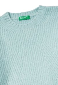 Světle modrý pletený svetr s ribbovou texturou, s kulatým výstřihem a štítkem s nápisem "United Colors of Benetton."