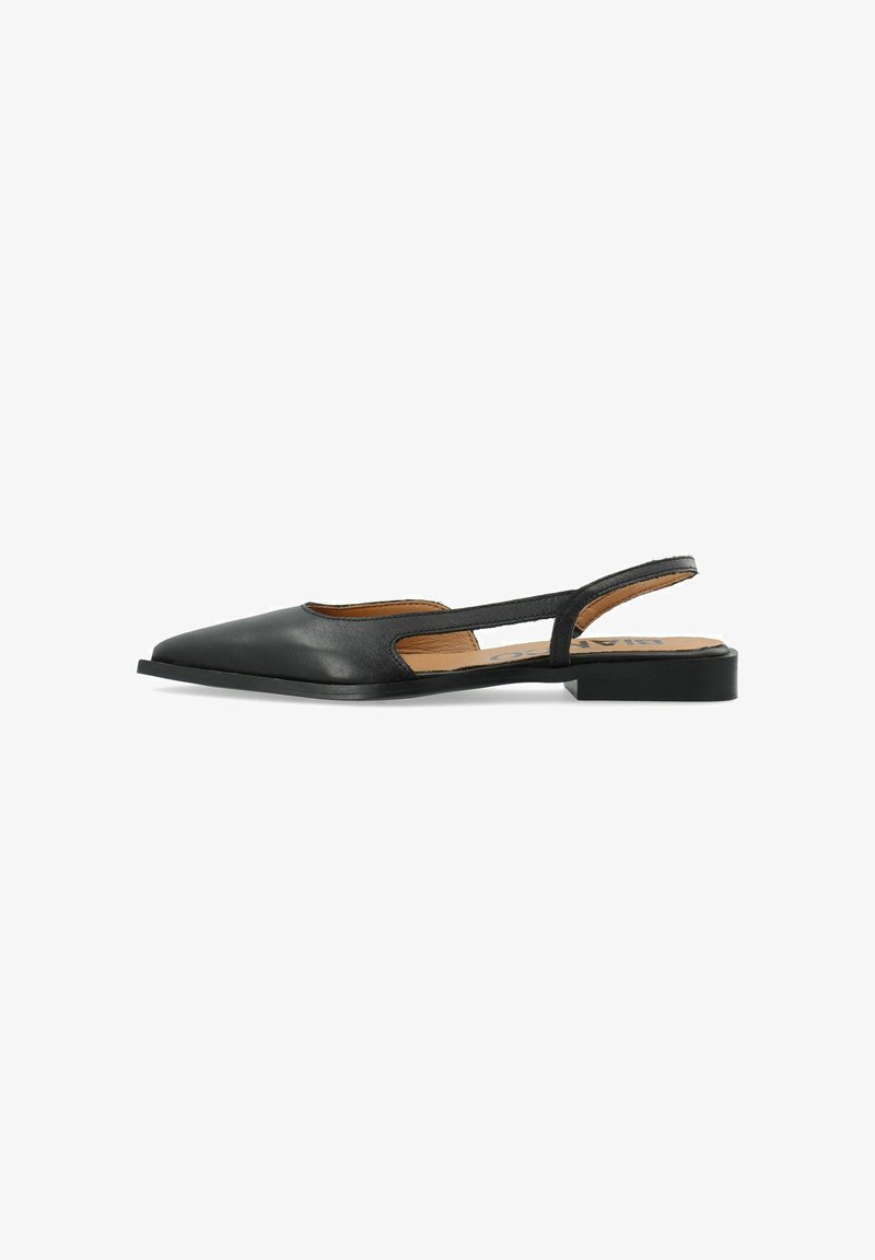 Ballerine noire à bout pointu avec côtés ouverts et bride arrière, petit talon, finition en cuir lisse sur fond blanc.