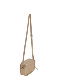 Pravougaona crossbody torba u metalik zlatnoj boji, sa glatkom teksturom, zatvaranjem na zip i uskim podesivim remenom.