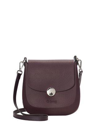 Pieni tummanvioletti olkalaukku, jossa on läppä, hopeanvärinen kiertolukko ja irrotettava säädettävä olkahihna.