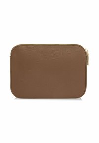 Brązowa skórzana torba zamykana na zamek błyskawiczny o teksturze żwirowej, prostokątnym kształcie, złotych akcesoriach i gładkim, czystym wykończeniu.