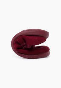 Burgundowe składane buty ze zamszowej cholewki, gładką gumową podeszwą, zaokrąglonym noskiem i subtelnym przeszyciem po boku. Lekka i kompaktowa konstrukcja.