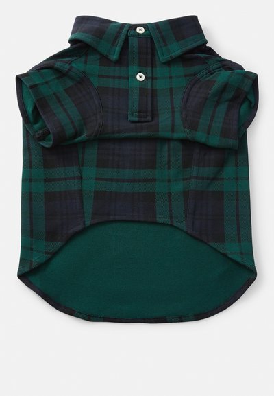 Camisa de cuadros en verde y azul marino con cuello puntiagudo, mangas cortas y dobladillo curvo. Presenta cierre de botones y textura de tela suave.