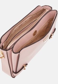 Borsa a tracolla rettangolare di colore rosa, realizzata in materiale sintetico testurizzato, dotata di accessori in tono oro, due scomparti con zip e una chiusura a scatto anteriore.