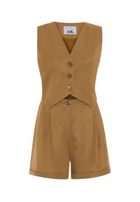 Mono marrón sin mangas con escote en V, que presenta cinco botones en la parte delantera y pantalones cortos anchos. Hecho de una tela suave con un ligero brillo.