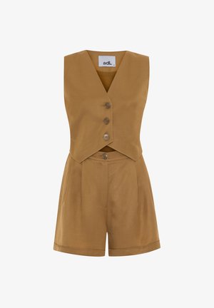 Ruskea hihaton haalari V-painikkeella, jossa on viisi nappia edessä ja leveät shortsit. Valmistettu sileästä kankaasta, jossa on hieno kiilto.