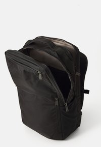 Schwarzer Nylon-Rucksack mit mehreren Reißverschlussfächern, gepolstertem Rückenteil und verstellbaren Trägern; zeichnet sich durch eine glatte Textur und ein langlebiges Design aus.