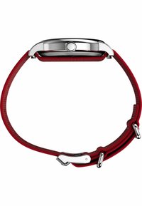 Correa de reloj de silicona roja con una carcasa de metal plateada. Presenta una esfera redonda y un cierre de botón a presión. Superficie texturizada con un patrón sutil.