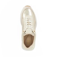 Sneaker crème avec une finition brillante, lacets blancs et semelle texturée. Caractéristiques d'une forme arrondie et de subtils accents dorés sur les œillets.