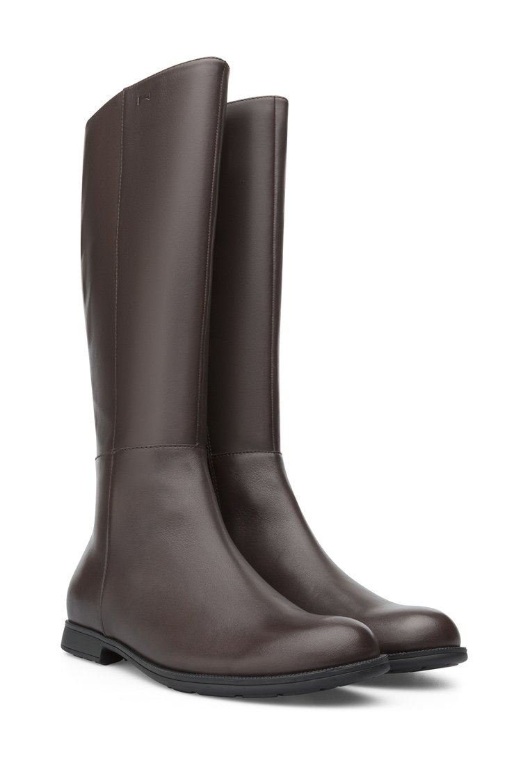 Stivali marroni al ginocchio realizzati in pelle liscia, con punta arrotondata e suola piatta in gomma. Presentano un design pulito e minimalista.
