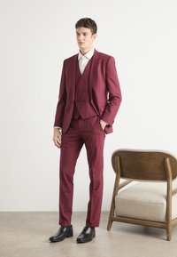 HUGO ARTI HESTEN SET - Prsluk za odijelo - dark pink