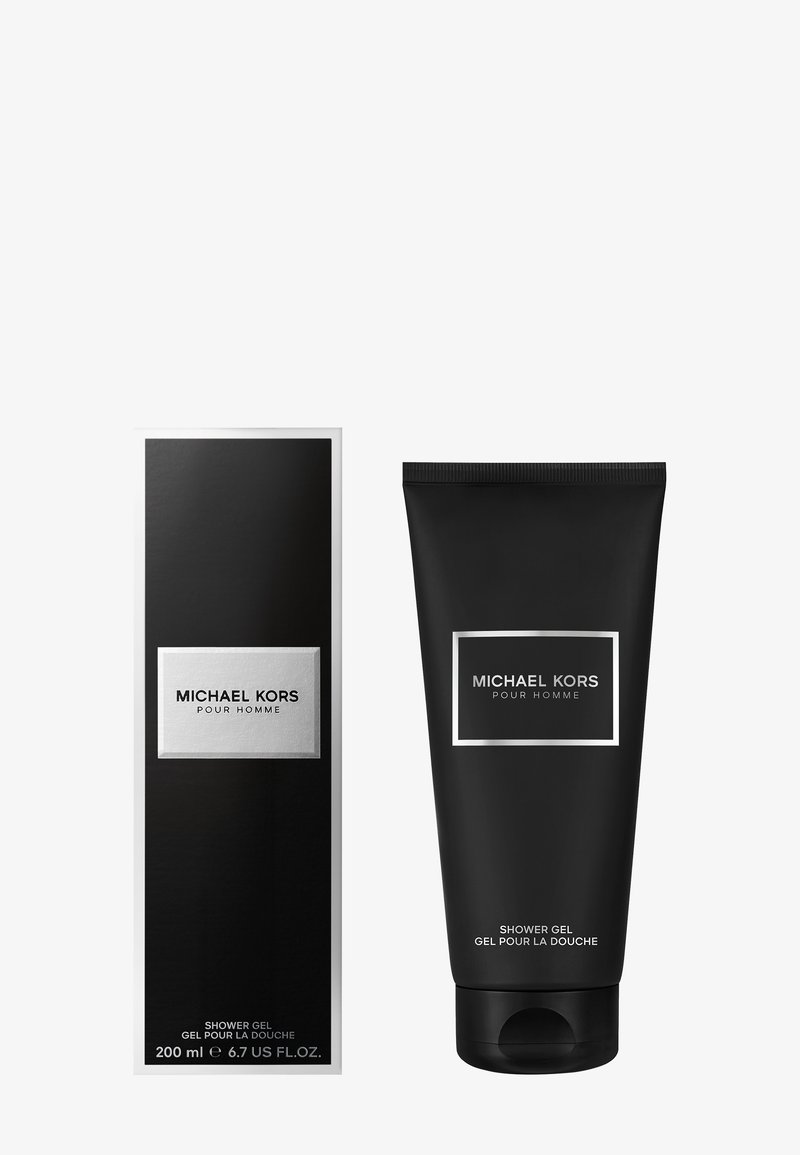 Zwarte douchegel tube met een klapdop, gelabeld "MICHAEL KORS POUR HOMME." Gelegen naast een rechthoekige doos in vergelijkbare kleuren.