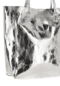 Borsa tote metallica argento con superficie lucida e testurizzata, dotata di due manici robusti e forma rettangolare, adatta all'uso quotidiano.