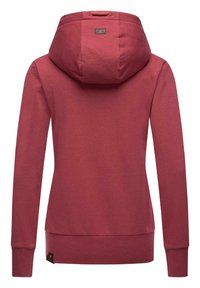 Mørkerød hoodie med tekstureret hætte, ribbede manchetter og kant. Bagsiden har et lille logo mærke nær den nederste venstre side. Blød stoffinish.