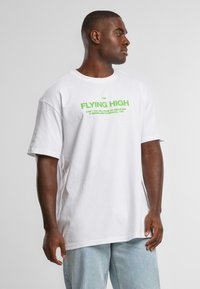 Mister Tee I AM FLYING  - T-shirt med print - white