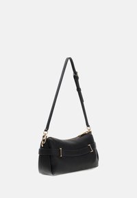 Czarna skórzana torba na ramię z regulowanym paskiem, złotym metalowym wykończeniem i zamkiem błyskawicznym, prezentowana na jednolitym jasnoszarym tle.