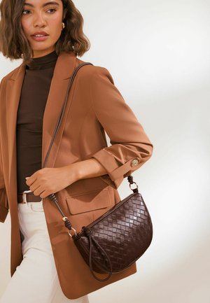 Friends Like These, WEAVE CRESCENT CROSS-BODY BAG - Taška cez plece - chocolate brown