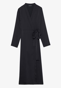 Robe portefeuille noire en tissu lisse. Caractérisée par des manches longues, un décolleté en V profond et une ceinture nouée à la taille. Design simple et élégant.