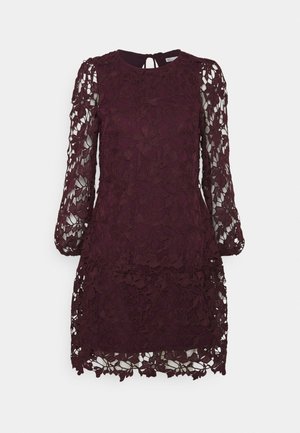 Dunkellila Spitzenkleid mit langen transparenten Ärmeln, floralem Muster, rundem Ausschnitt und Schlüsselloch-Knopfverschluss am Rücken.