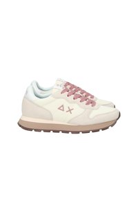 Paire de baskets beige et blanc cassé avec des lacets et un logo roses, avec une semelle marron clair et des détails en daim.