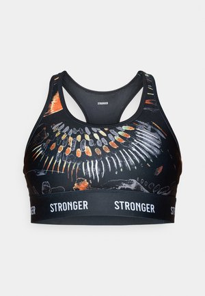 Mustat urheilusandaalit, joissa on värikäs graafinen kuvio, joka sisältää luunmuotoisia kuvioita. Takakappaleessa on urheilullinen rakenne ja leveä joustava vyö, jossa on "STRONGER"-logo.