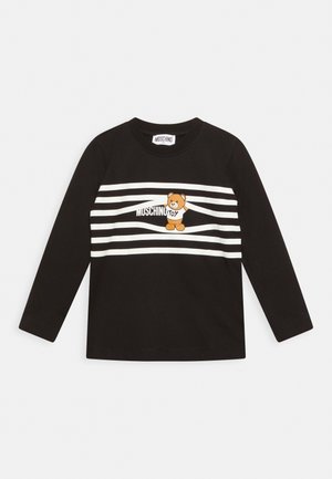 Sort langærmet skjorte med hvide vandrette striber, med en lille bamse og teksten "MOSCHINO TOY" på brystet.