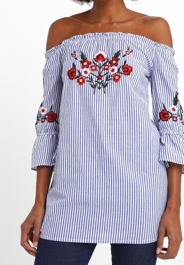 Sininen ja valkoinen raidallinen olkaimeton paita, jossa on kukkiteemaista brodeerausta hihoissa, rypytetty hihansuuhun ja rento istuvuus.