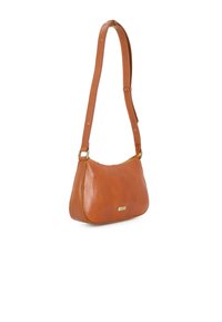 Braune Lederhandtasche mit einer geschwungenen Form, verstellbarem Riemen und einem dezenten goldenen Logo. Glatte Textur und minimalistisches Design.