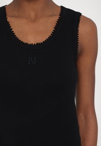Schwarzes, geripptes Tanktop mit gewelltem Saum am Ausschnitt und an den Armausschnitten, ergänzt durch ein dezentes, gesticktes "PJ"-Logo in der Mitte.