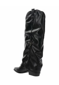 Botas negras hasta la rodilla hechas de cuero suave con una cremallera en el lateral, que presentan una punta afilada y un tacón bajo y apilado.