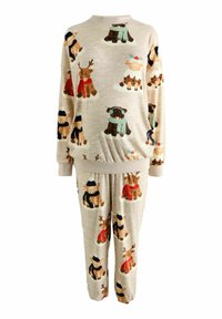 Kreemikat vahepealsel pajama komplekt, millel on mängulised talvised loomapildid, sealhulgas põhjapõder ja lehmad, kes kannavad sallid, mütsid ja kõrvapehmendajad.