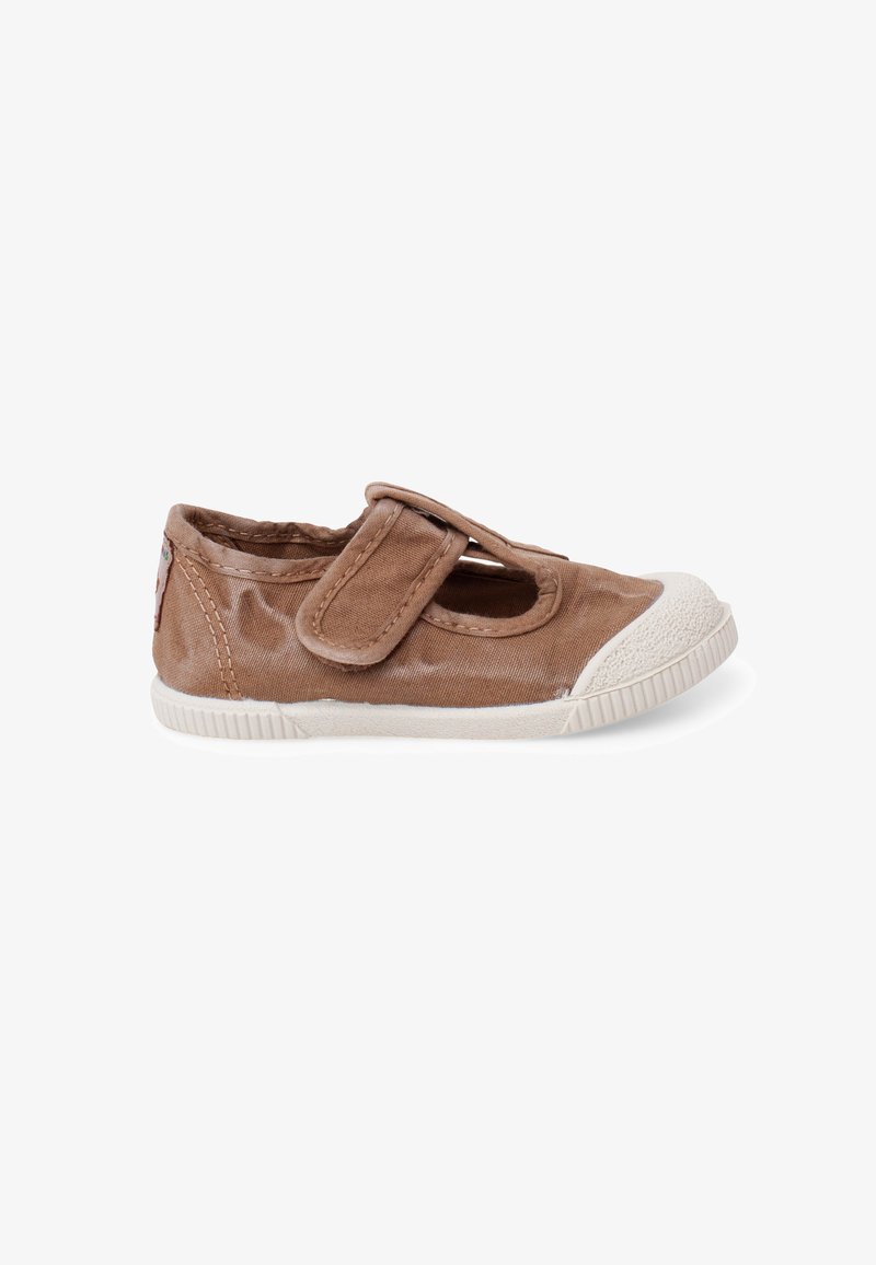Chaussure marron pour tout-petit avec semelle et embout en caoutchouc blanc, avec une bride velcro sur le dessus sur fond blanc.