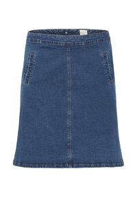 Gonna a trapezio in denim blu con tasche frontali e vita con cintura, etichettata "KAFFE curve", fotografata su sfondo bianco.