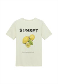 Crème-kleurig katoenen T-shirt met een afbeelding van citroenen en de tekst "SUNSET" in vetgedrukte zwarte letters boven een beschrijving in kleinere tekst.
