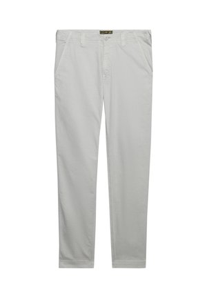 Jasnoszare spodnie o prostych nogawkach z szlufkami na pasek, przednim guzikiem, zamkiem błyskawicznym i bocznymi kieszeniami, prezentowane na białym tle.