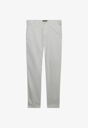 Lichtgrijze broek met rechte pijpen, riemlussen, knoopsluiting aan de voorkant, ritssluiting en steekzakken aan de zijkant, weergegeven op een witte achtergrond.