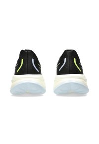 Zwarte sportieve schoenen met een gladde textuur, voorzien van gekleurde accenten in geel en lichtblauw, met dubbele witte en doorzichtige zolen.