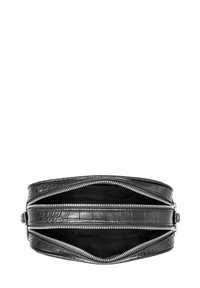 Czarna skórzana torba z wzorem krokodyla, z dwoma zamykanymi na suwak komorami. Gładka faktura i srebrne okucia o eleganckim kształcie.