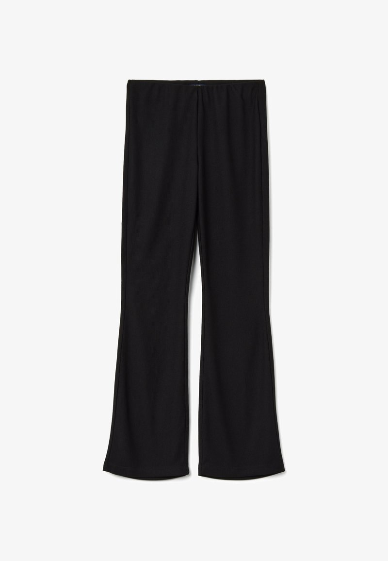 Zwarte geribde stoffen broek met een rechte tailleband en licht uitlopende benen, plat gelegd op een witte achtergrond.