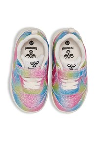 Baskets scintillantes pour enfants avec un motif dégradé en arc-en-ciel, dotées d'une semelle blanche, de lacets élastiques et d'une sangle Velcro pour un maintien facile.