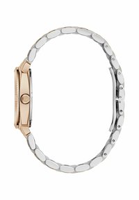 Zegar w odcieniu różowego złota z prostokątną kopertą, bransoletą z metalicznych ogniw w srebrnym kolorze oraz fakturowaną koronką, z eleganckim, polerowanym wykończeniem.