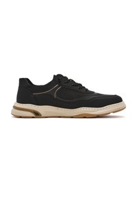 Zapatilla negra con parte superior de malla y sintético, diseño de cordones, media suela blanca con costuras, suela de goma natural y acentos minimalistas.
